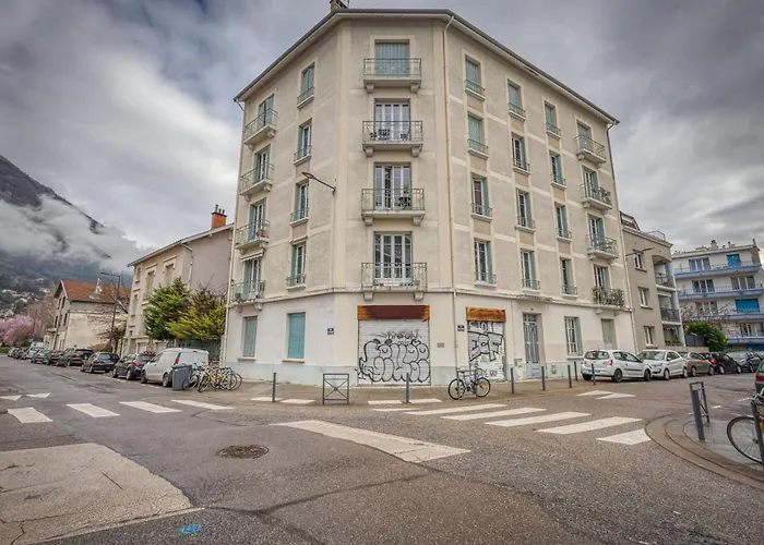 Le Charreton 1 I Ile Verte / Chu De Grenoble
